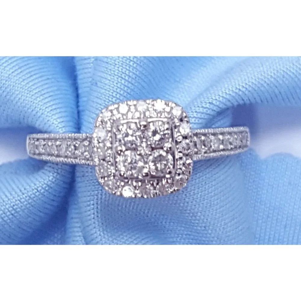 Beautiful 10K Karat Solid White Gold Designer Round Cut Diamond Engagement Ring